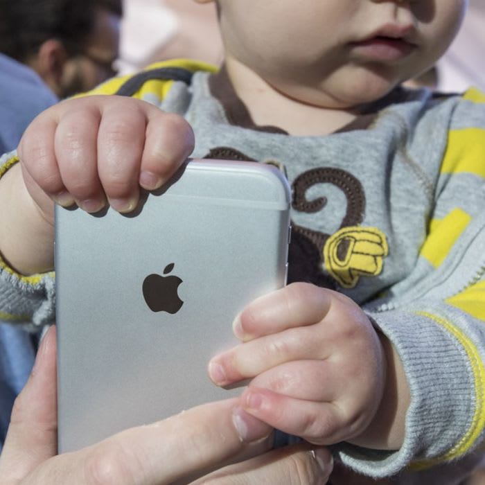 Two Major Apple Shareholders Push for Study of iPhone Addiction in Children