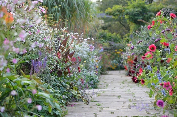 10 Ideas to Steal from English Cottage Gardens