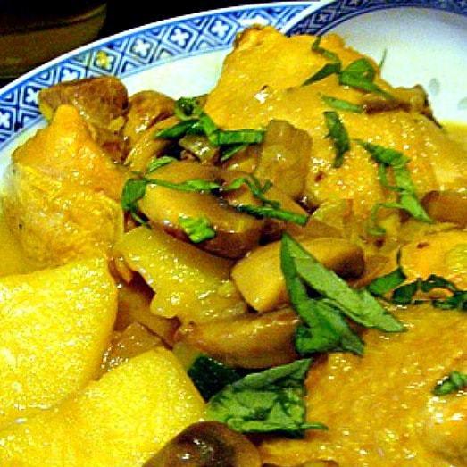 Cheats Malaysian Coconut Chicken and Potato Curry, easy no fuss dinner and goes great with some rice or naan breads. Yummy!