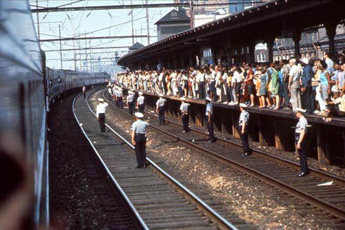 The Robert F. Kennedy funeral train travels through Trenton, New Jersey is on view at @Monroegallery as part of the show 1968: It Was Fifty Years Ago Today through April 15. https://t.co/B1b7aQNKKL 📷Bill Eppridge. Courtesy Monroe Gallery.