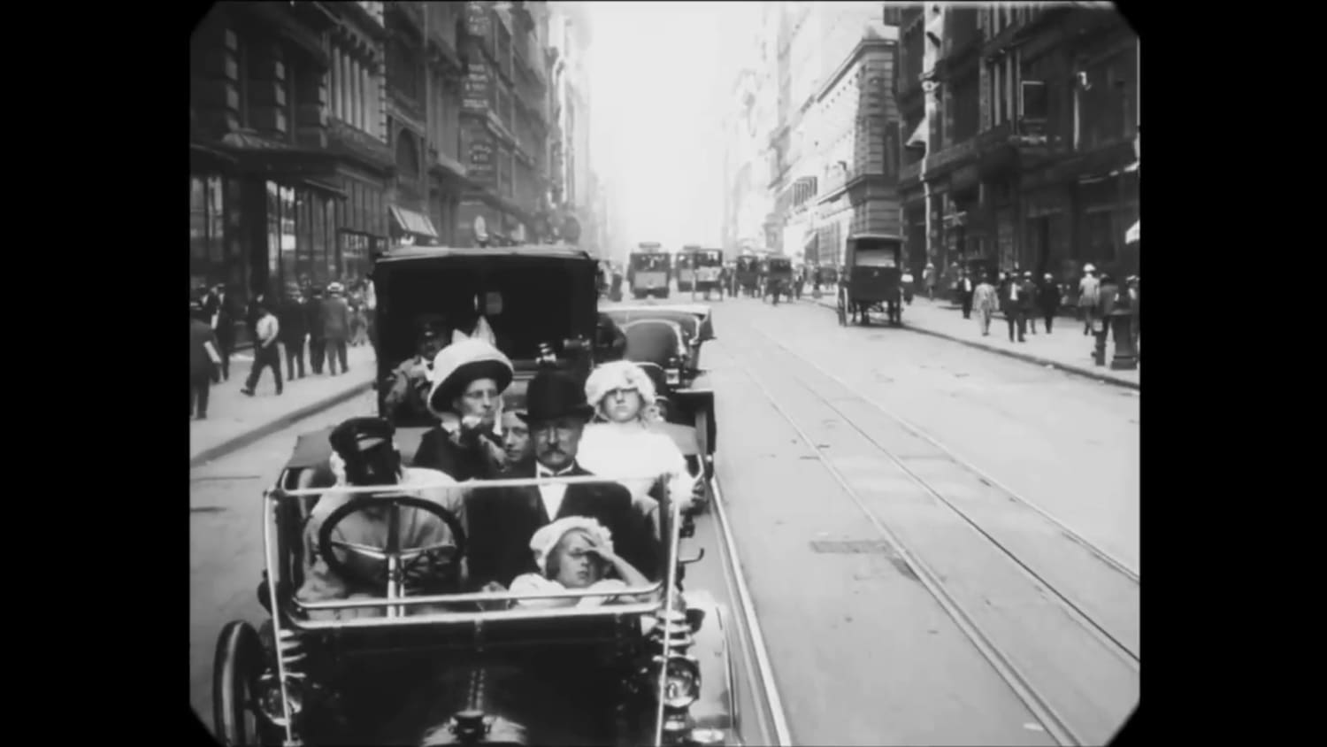 Real footage of rich family with car driving in New York (1911)