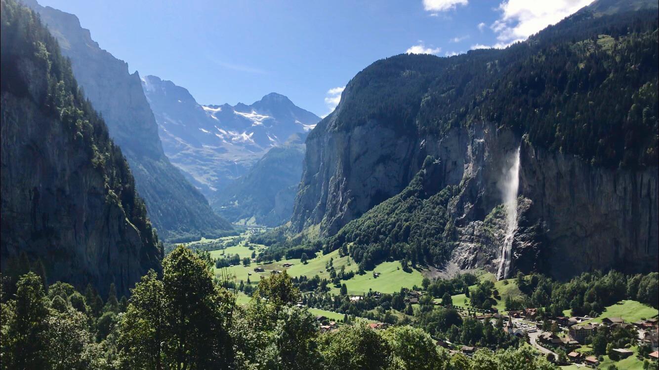 My view walking to work everyday. I could take a 10mins train, but why? I’d rather enjoy my 40min commute uphill with it’s included leg day excercise than smelling sweaty tourists 🤷🏻‍♀️😂 Hike from Lauterbrunnen to Wengen, Berner Oberland, Switzerland