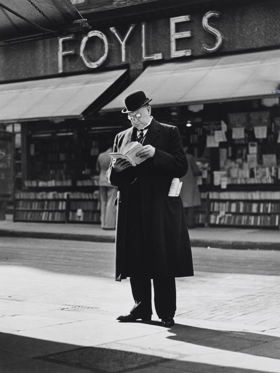 Happy #WorldBookDay! Here are some of our favourite readers from the collection. Where's your perfect place to curl up with a good book? 📚💭 Wolfgang Suschitzky, Charing Cross Road (Foyles) c.1936, reading in Tate Britain's Prints and Drawings Room.