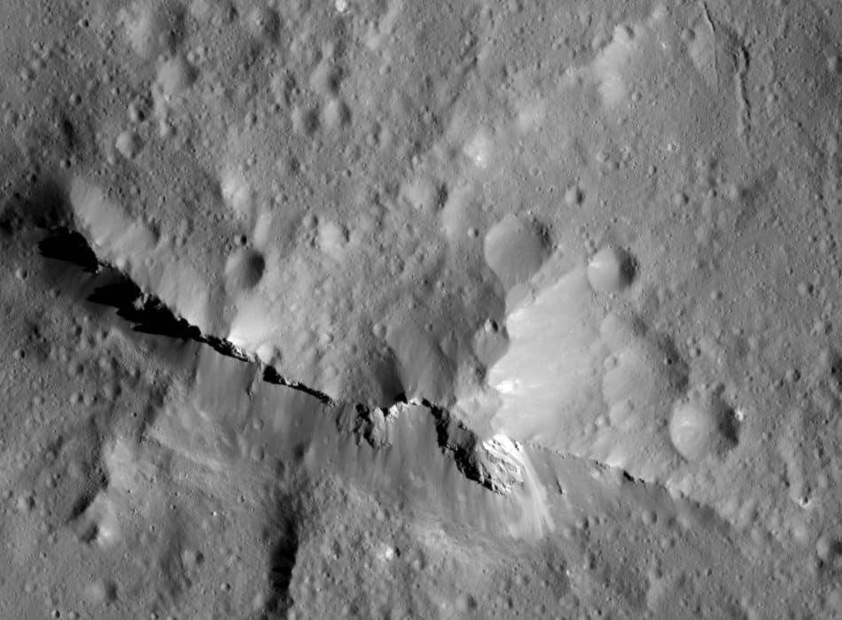 Team finds evidence for carbon-rich surface on Ceres