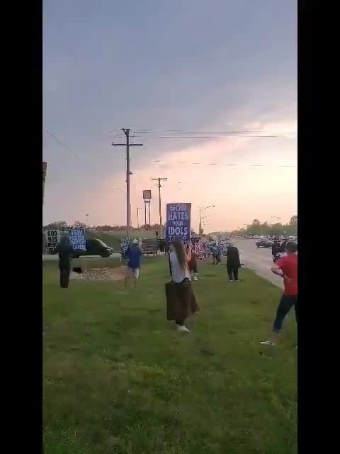 Dave Grohl & The Foo Fighters trolled the Westboro Baptist Church outside their concert in Kansas last night. PLAYING DISCO.