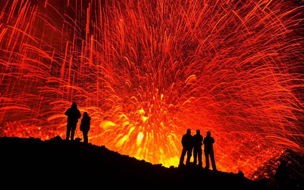 Photographer captures moment Icelandic volcano erupts