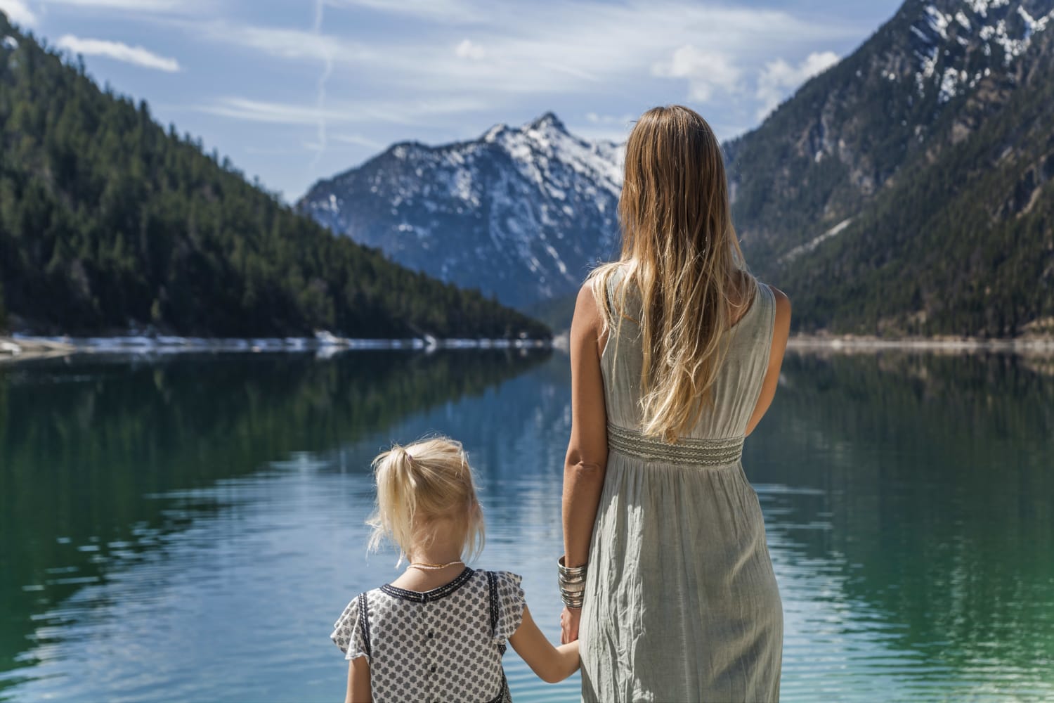 A therapist shares the 7 biggest parenting mistakes that destroy kids' mental strength