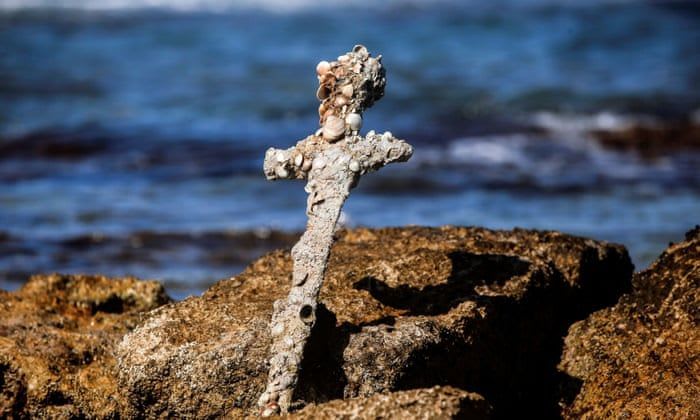 A sword believed to have belonged to a crusader who sailed to the Holy Land almost a millennium ago has been recovered from the Mediterranean seabed (via