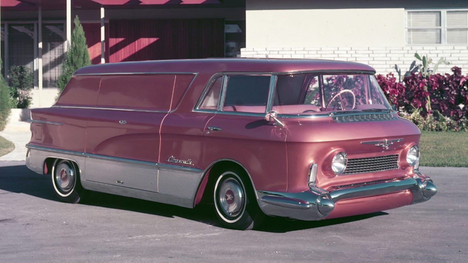The 1955 GMC L'Universelle Was a Front-Wheel-Drive V8 Van Ahead of Its Time