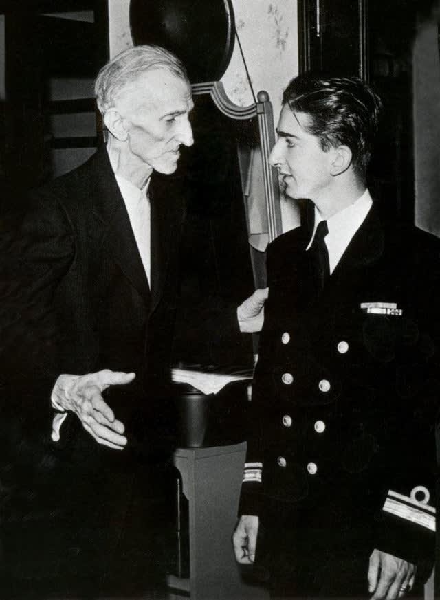 Nikola Tesla talking to King Peter II of Yugoslavia at the New Yorker Hotel in 1942.