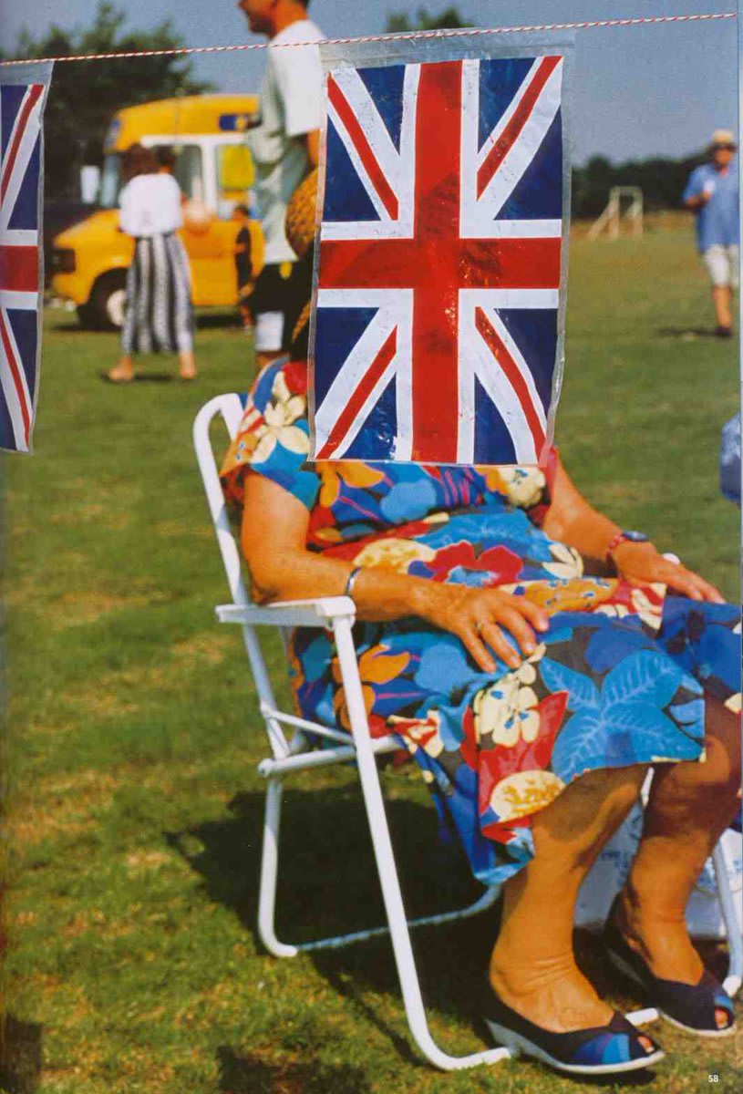 LIttle/Big is open at @JanetBordenInc through July 27 with works by Martin Parr, Neil Winokur, Robert Cumming, David Brandon Geeting and more. https://t.co/Mo9jFWEdG9 📷Martin Parr, Kent, 1996. Courtesy Janet Borden Gallery.
