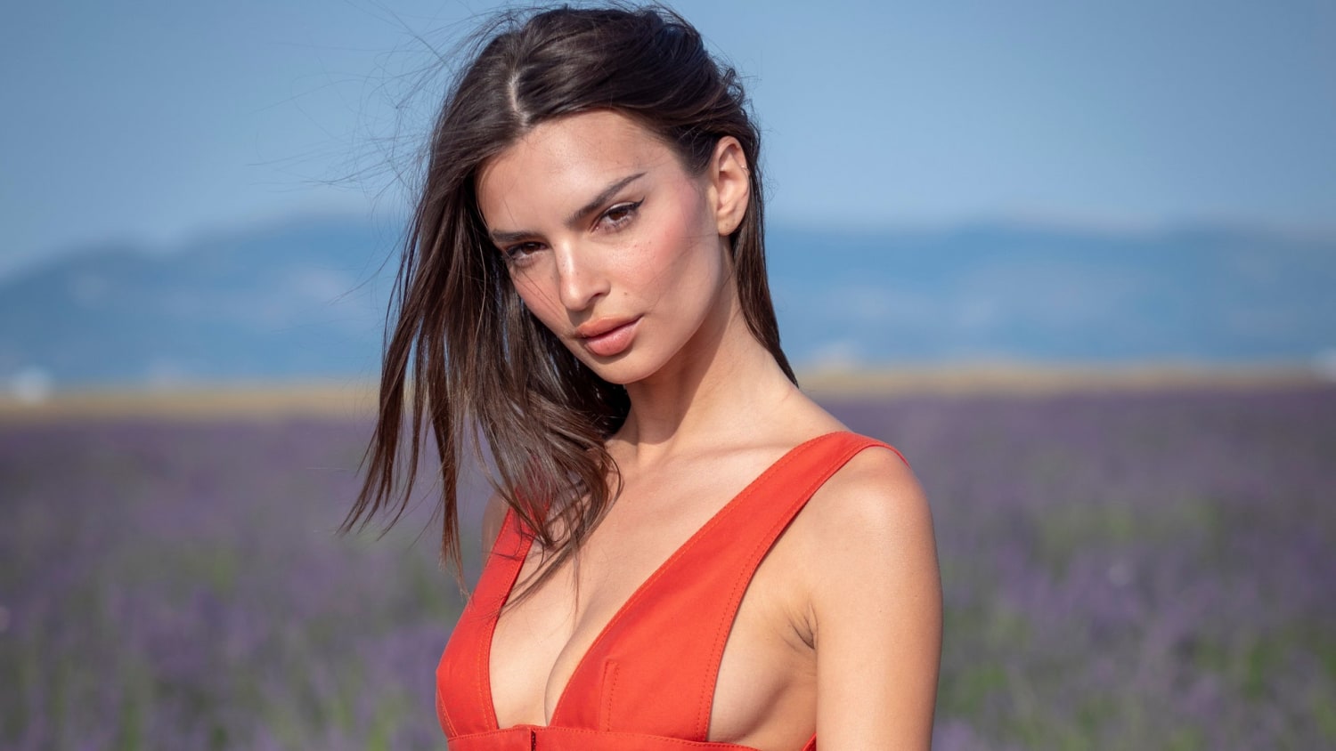 7 EmRata-Approved Feminist Books To Read Now