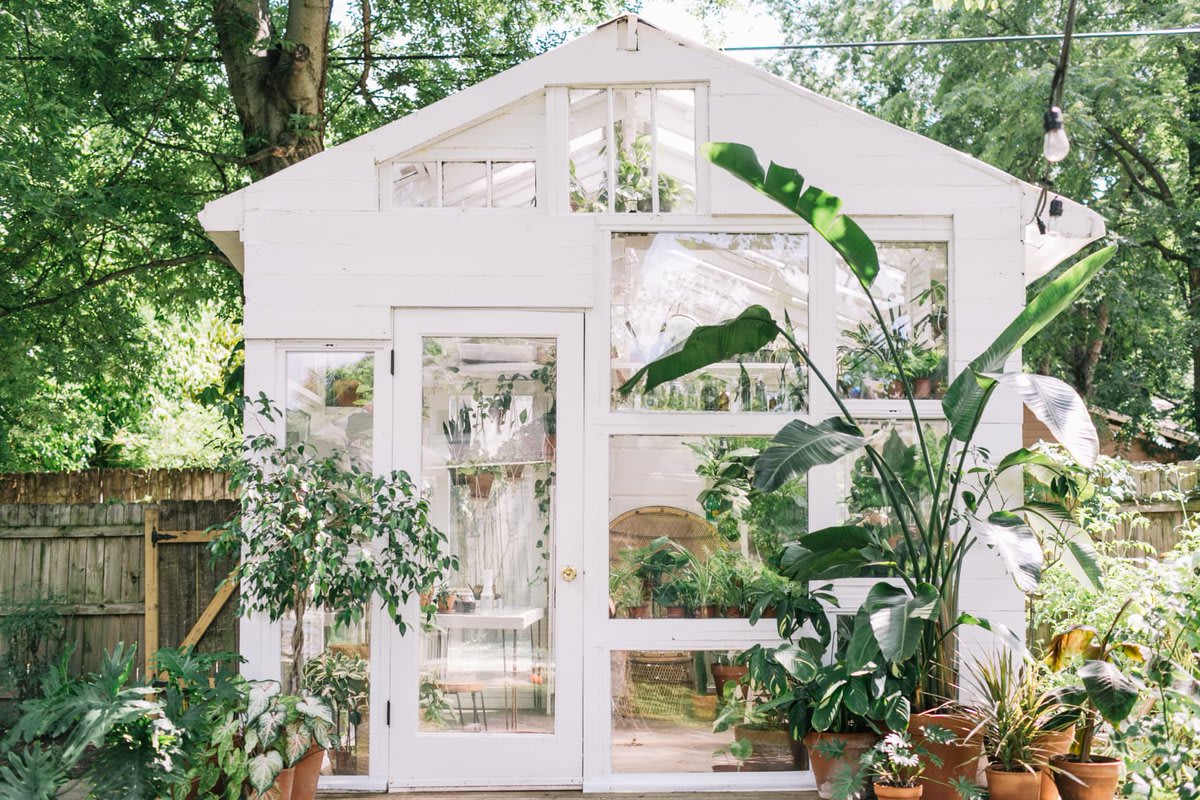 This gorgeous renovated home has the coolest DIY backyard greenhouse 🌿🌿🌿 https://t.co/bggoMATfkE 🏠 Andi Teggart // 📷 Amber Kelly