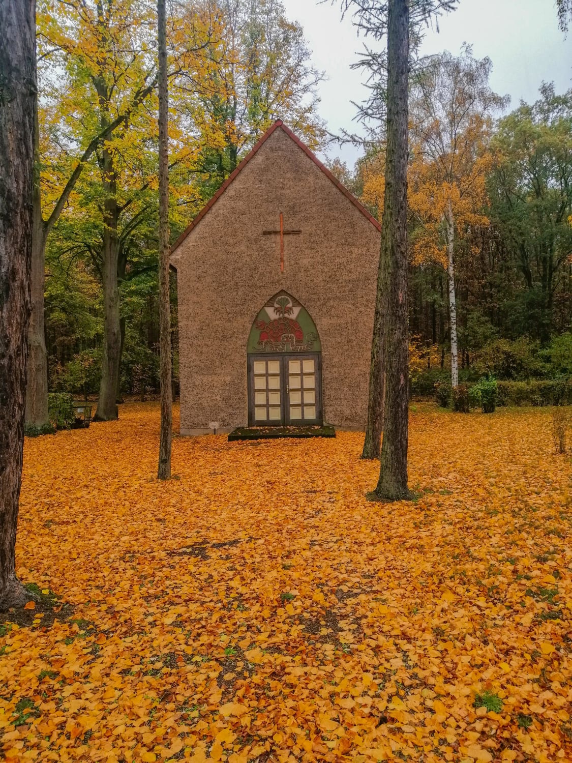 Accidentally stumbled upon this small church in the woods of Brandenburg, Germany