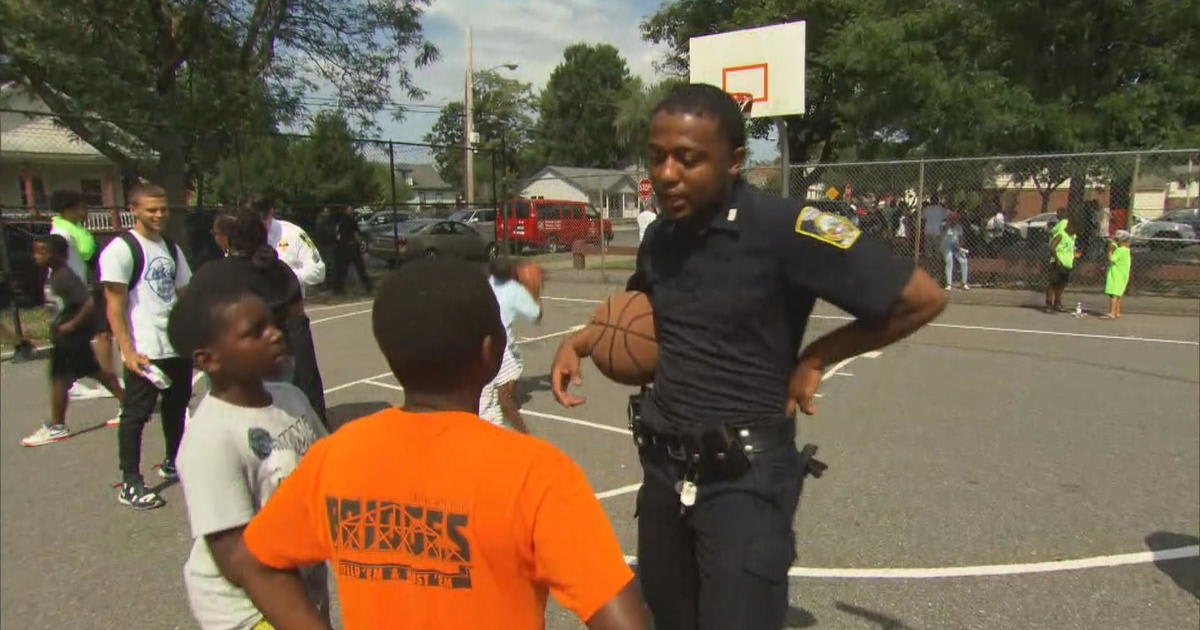 Syracuse officer bonds with kids on and off the basketball court
