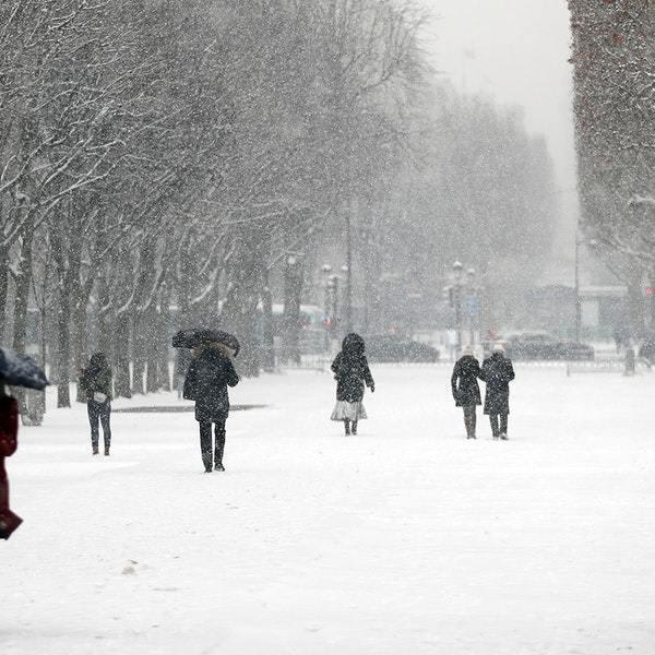 Photos of a Rare Snowfall Turning Paris Into a Winter Wonderland