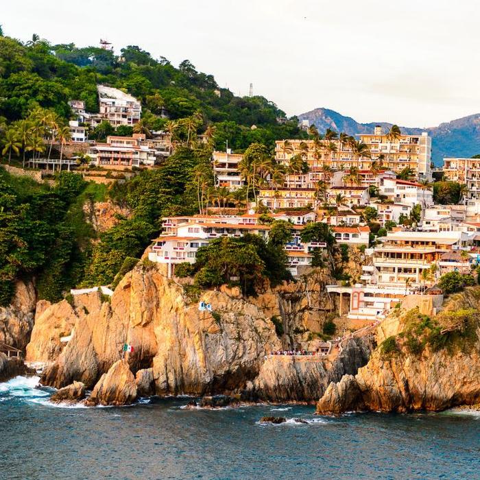 Gunmen kill man, wound 2 inside Acapulco beach restaurant