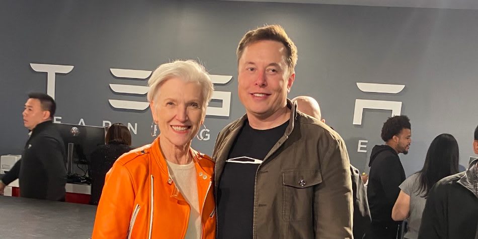 Elon Musk delivers New Year's Teslas with help from his mom
