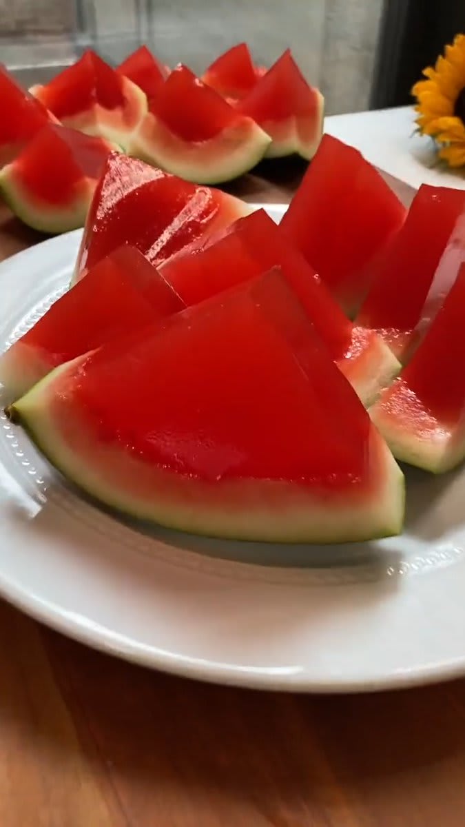 Nibbling SPIKED Sour Watermelon Jell-O off the rind is peak summer 🍉☀️ Get the recipe: https://t.co/n3U8MH8mAt 🎥: