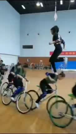 Amazing feat of athleticism and teamwork between the runner and all the cyclists