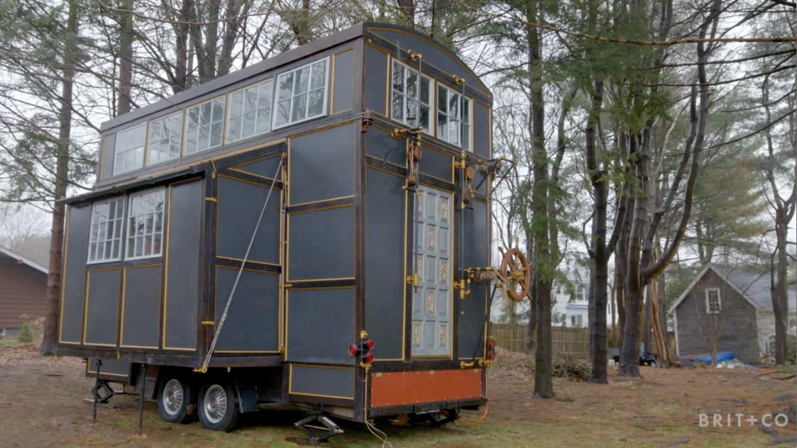 Tiny Spaces: A Tiny Home Built Out of Recycled Materials [Video] | Tiny spaces, House on wheels, Small house