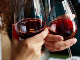 Red wine: Benefits and risks