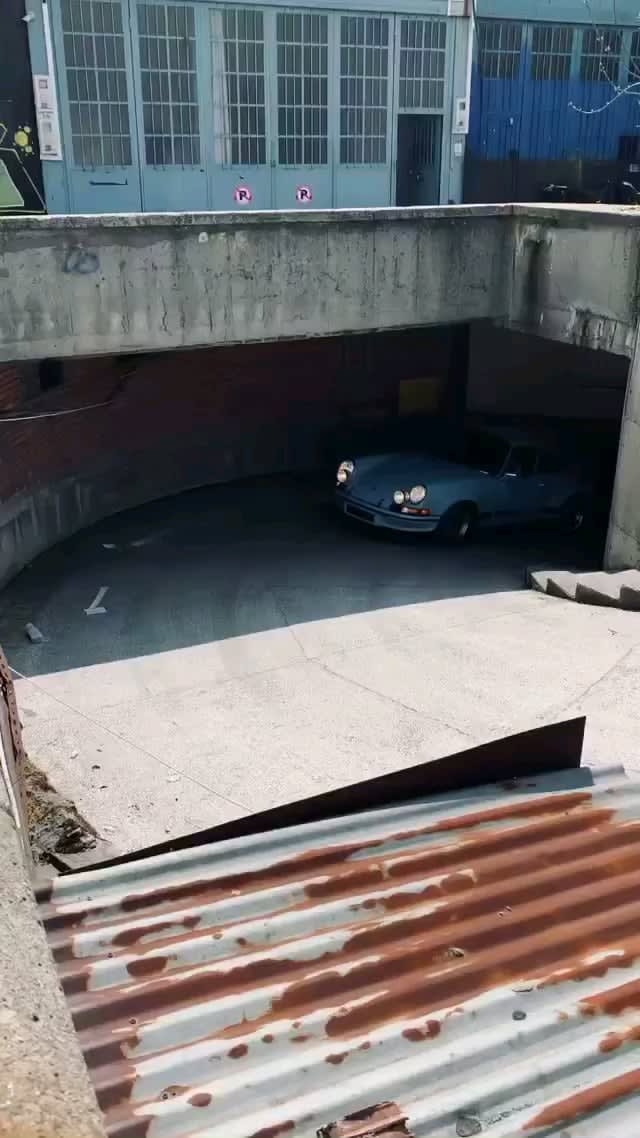 Just a 911 Carrera RS 3.0 drifting out of an underground garage