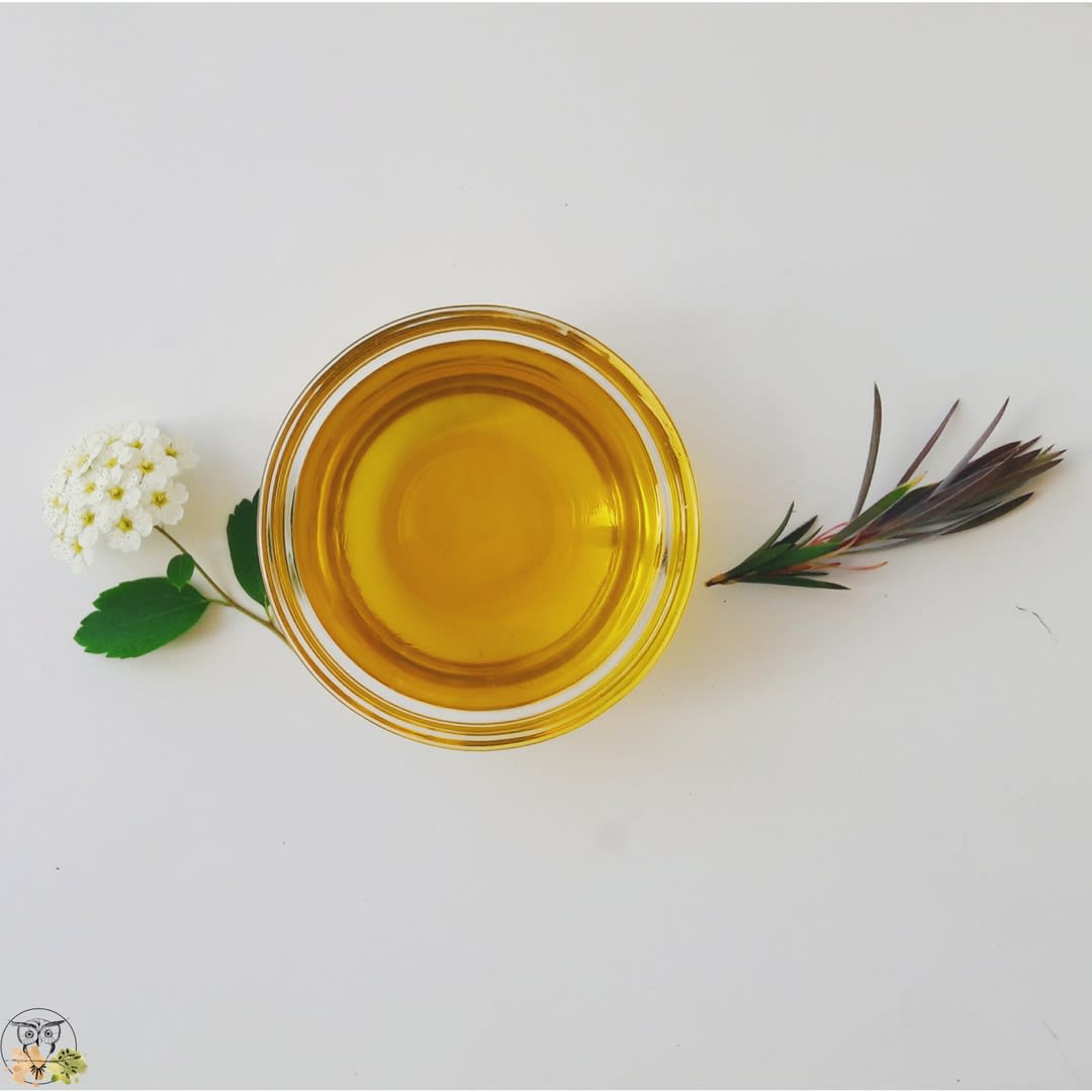 How to Use Neem Oil for Skin Benefits (Uses & Tips)