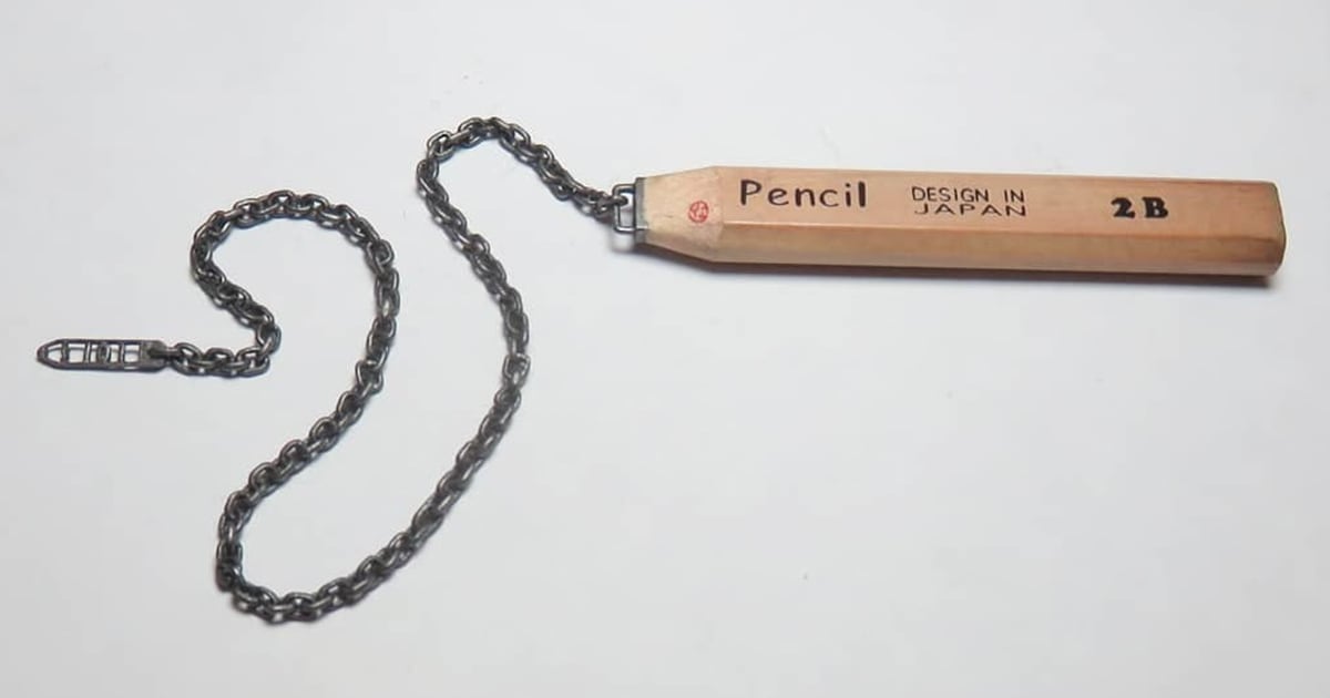 Incredibly Patient Artist Hand-Carves a Delicate Chain from Pencil Lead