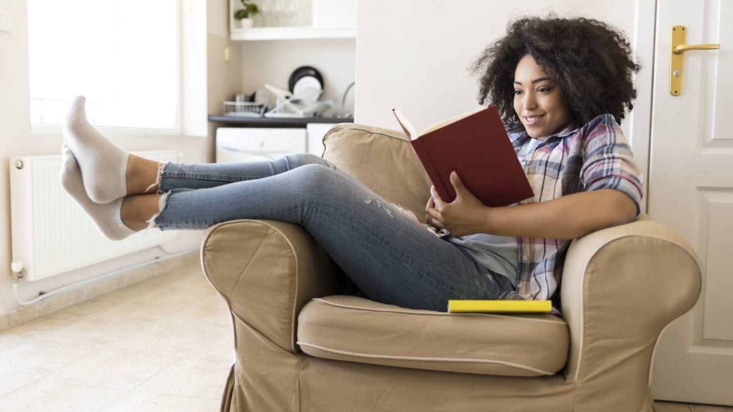 Unique habits. Чтение книг для карты желаний. Read a book. Забота о себе релакс. Woman reading book.