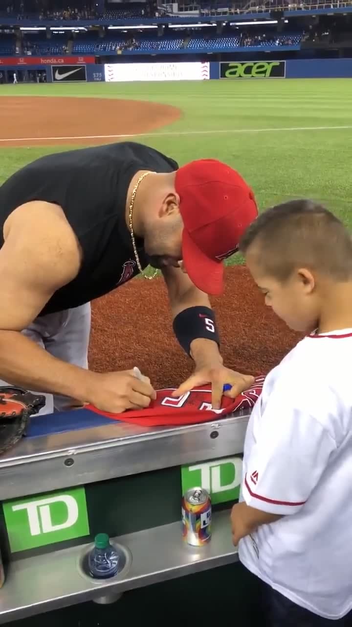 Pro baseball player Albert Pujols makes a young fan's day