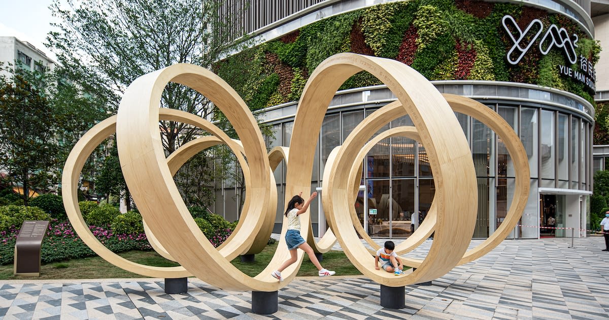 Wooden Infinite Loop Installation Invites Public to Lounge and Play All at Once