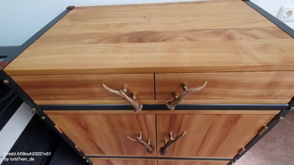 The way this drawer opens
