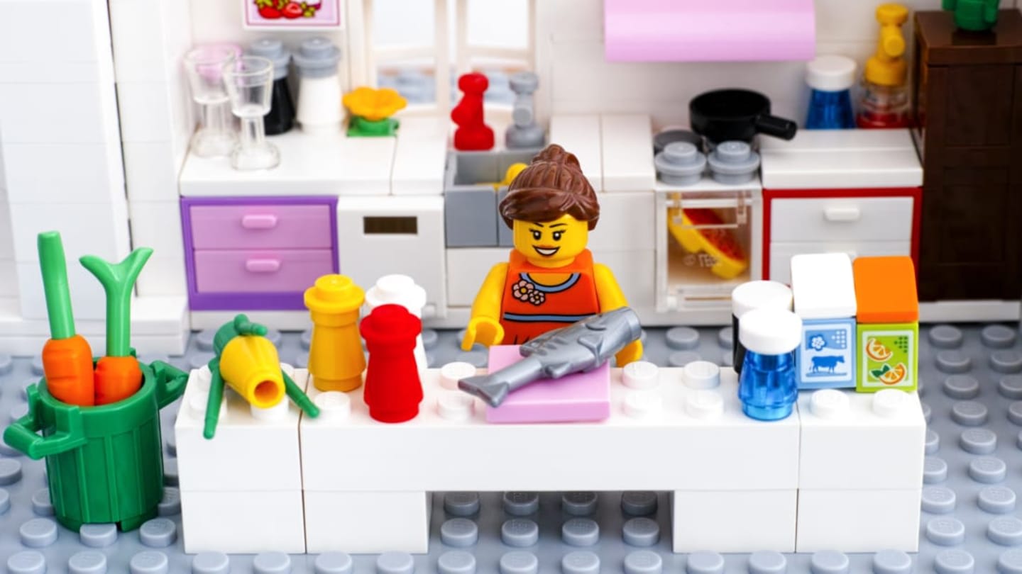 Scientists Built a LEGO 'Electrospinner' to Improve the Texture of Lab-Grown Meat