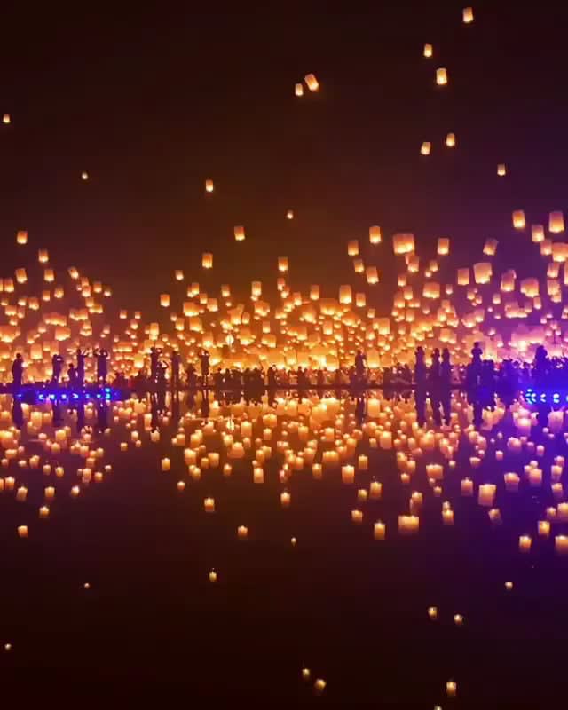 Thousands off paper lanterns