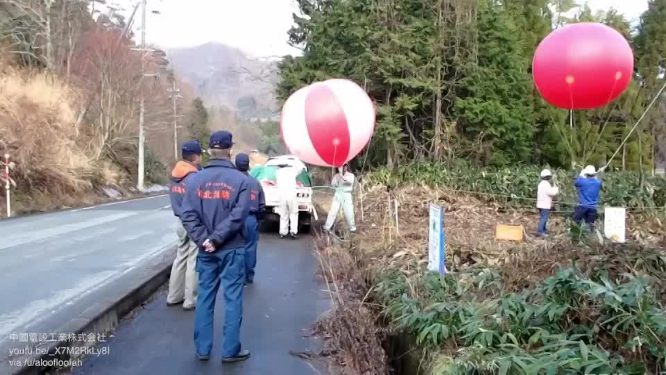 Company in Japan used balloons to decommission an old power line without blocking highway traffic