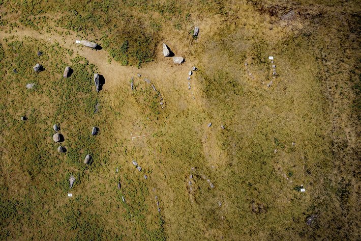 A survey of Viking burials at Kalvestene on the Danish island of Hjarnø, which have attracted scholarly interest since the 17th century, has determined they more closely resemble contemporary burial types found in southern Sweden than others in Denmark.