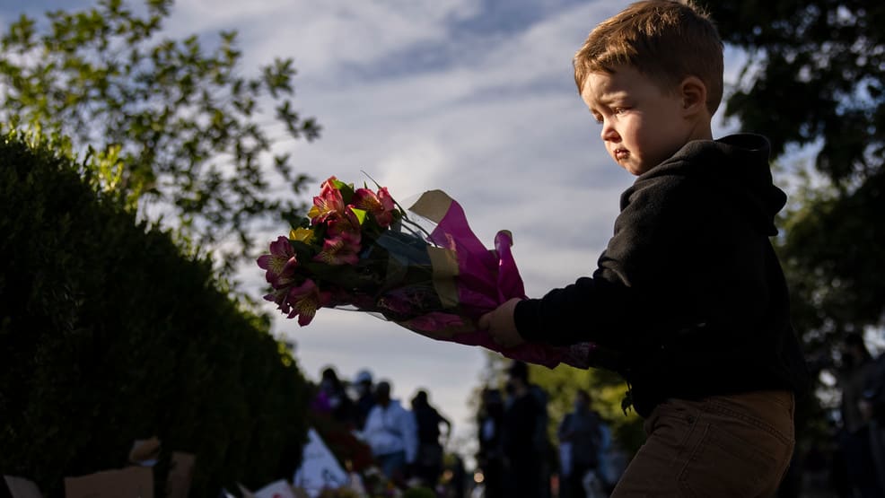 PHOTOS: People mourn, leave gifts at the Supreme Court after Justice Ginsburg's death