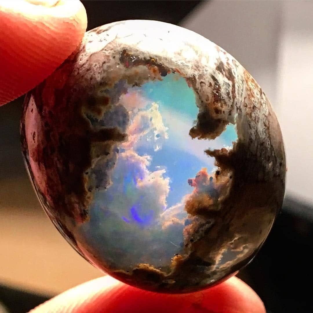 This opal pattern that looks like a nebula