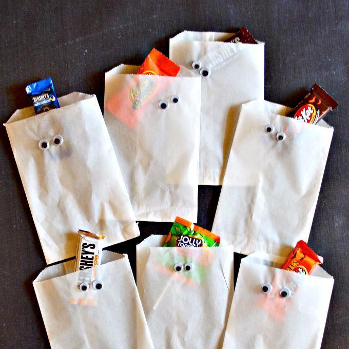 DIY Halloween Treat Bags and a Halloween Candy Cookie Bars Recipe
