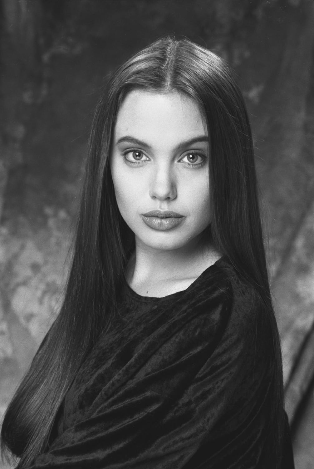 An 18 years old Angelina jolie (1993)