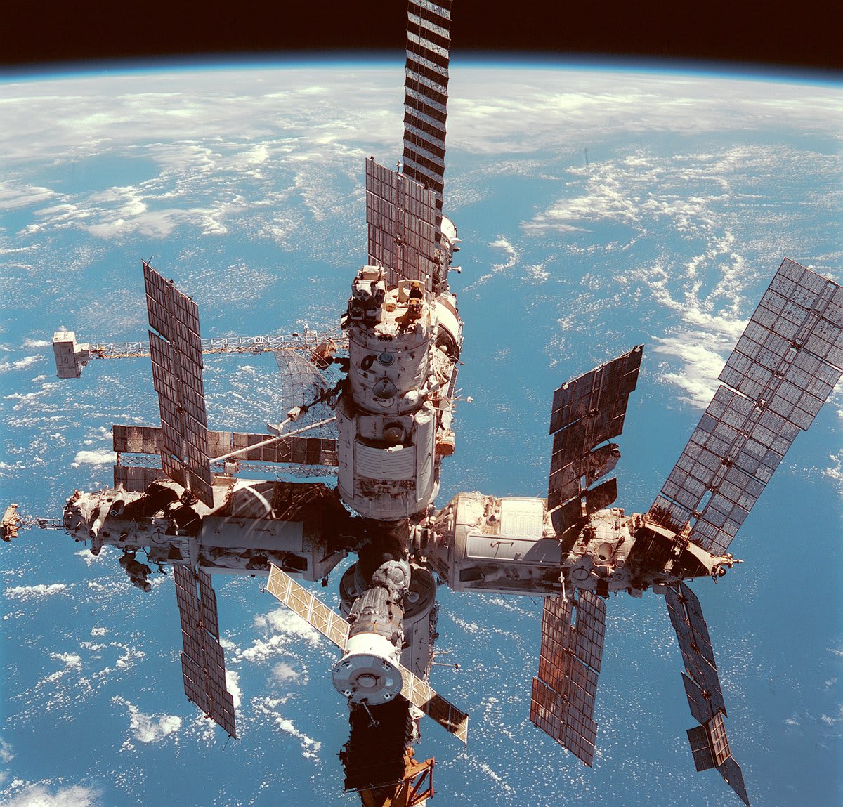 OTD 20 years ago, 23 March 2001, the Russian space station Mir was deorbited after 15 years of operations, during which time 13 European astronauts visited the station 👉