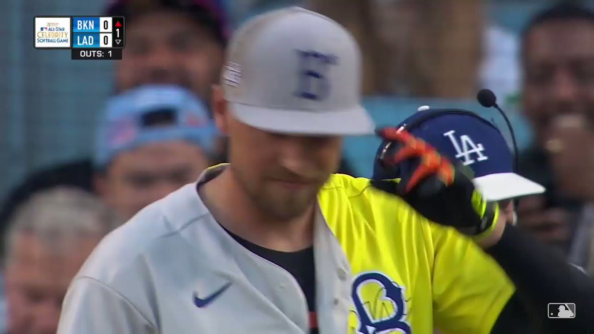 Hunter Pence repped the Giants in Dodger Stadium at the All-Star Celebrity Softball Game 🧡 (via