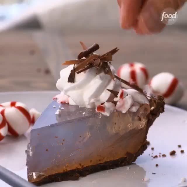 This peppermint pie CLEARly deserves a spot at your holiday table! Don't knock it 'til you try it: https://t.co/7zdOp9liio! A new season of HolidayWars Season begins tomorrow night @ 9|8c!