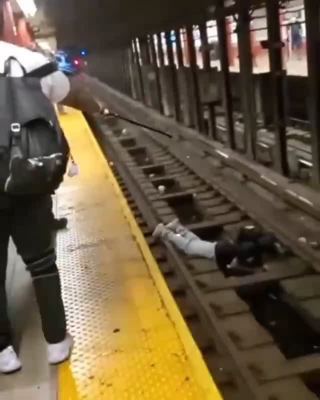 [USA] NYPD officer and good samaritan save a man who passed out on the train tracks