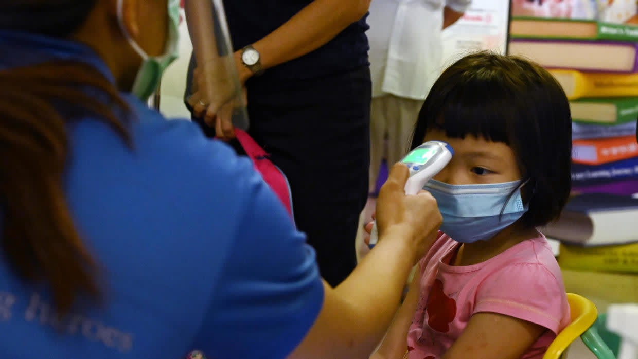 Back to school in masks as Singapore eases virus curbs - France 24