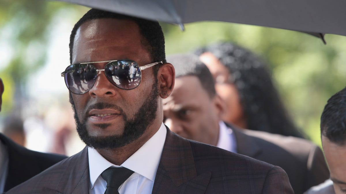 R. Kelly Headed to New York to Face Racketeering, Sex Crime Charges