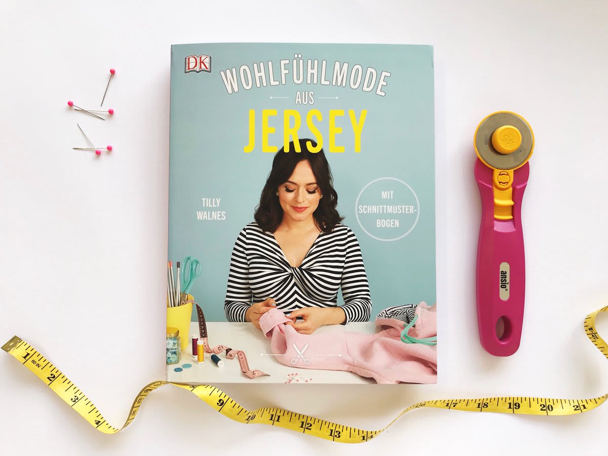 The German edition of my book Stretch is out now! 🎉 This book will get you hooked on sewing comfy clothes with knit fabrics ✂️