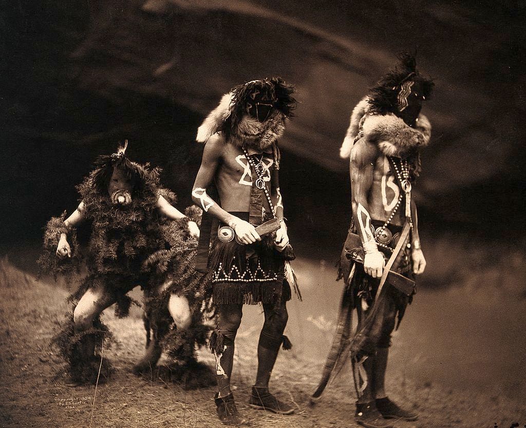 Navajo men dressed as Tó Neinilii, Tobadzischini, Nayenezgani, by Edward S. Curtis, ca. 1904