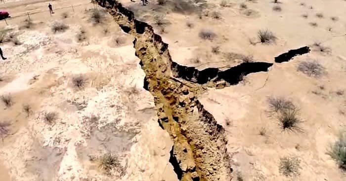 The Giant Cracks In The Earth's Surface